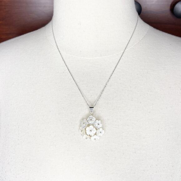 Vintage Mother of Pearl Cluster Flower Pendant Necklace 925 Sterling Silver - Picture 15 of 16